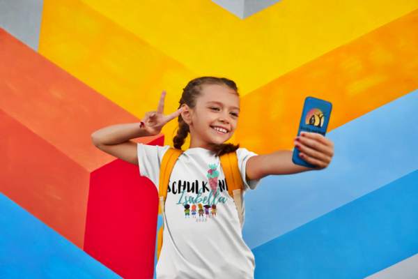 Schulkind graphic tees