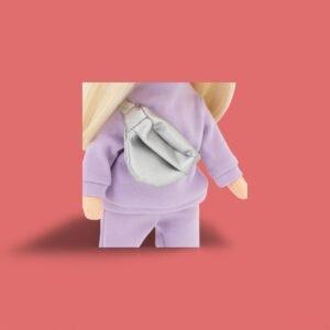 Mia in einem lila Trainingsanzug-2