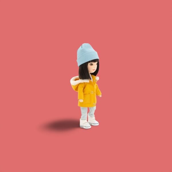Lilu in einem senffarbenen Parka