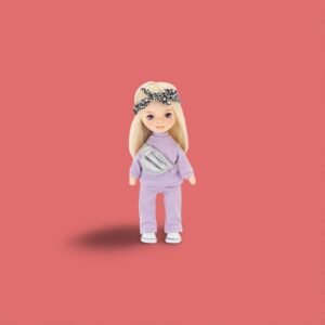 Mia in einem lila Trainingsanzug