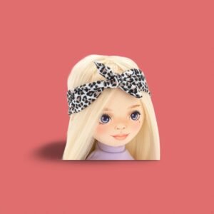 Mia in einem lila Trainingsanzug-hair