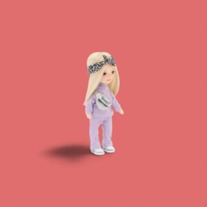 Mia in einem lila Trainingsanzug-4