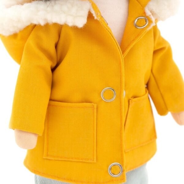 Lilu in einem senffarbenen Parka